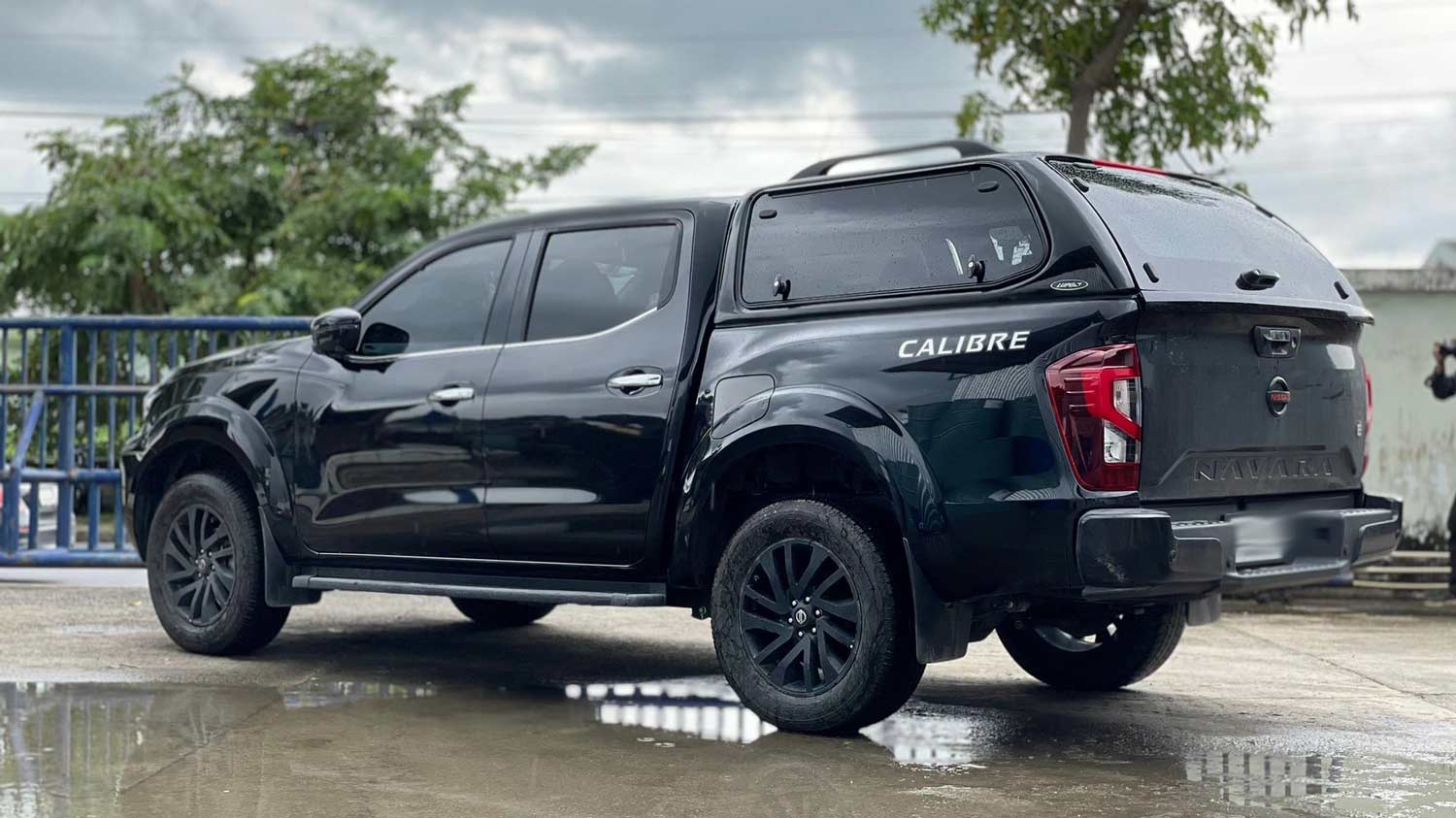 Trek4x4 Canopy in Black Code G42 -Fitted to Nissan Navara Calibre 2021